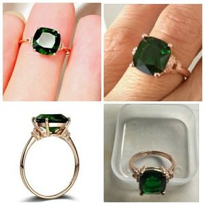 Gorgeous Women's  Emerald Ring